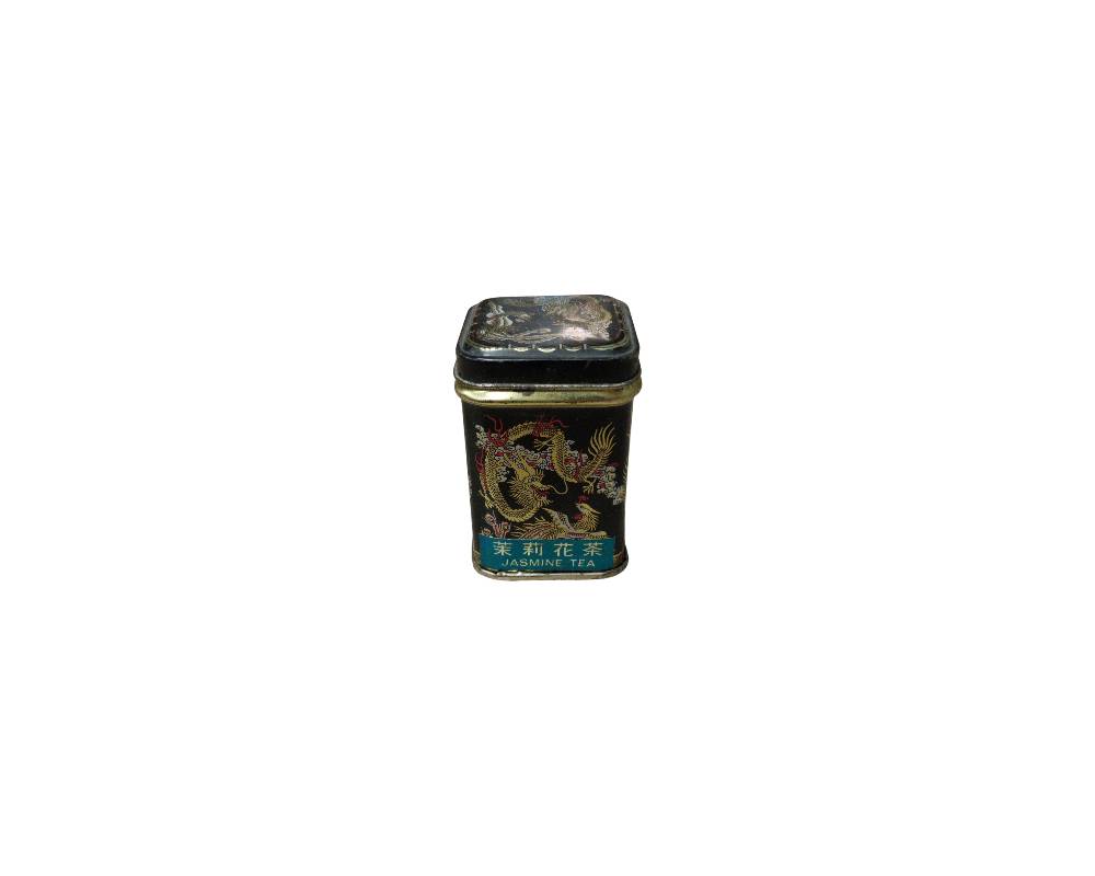 pequeña lata de metal de forma rectangular con tapa superior, acabada en un fondo negro y decorada con ilustraciones tradicionales de dragones en tonos dorados y rojos alquiler para eventos, publicidad, peliculas y series