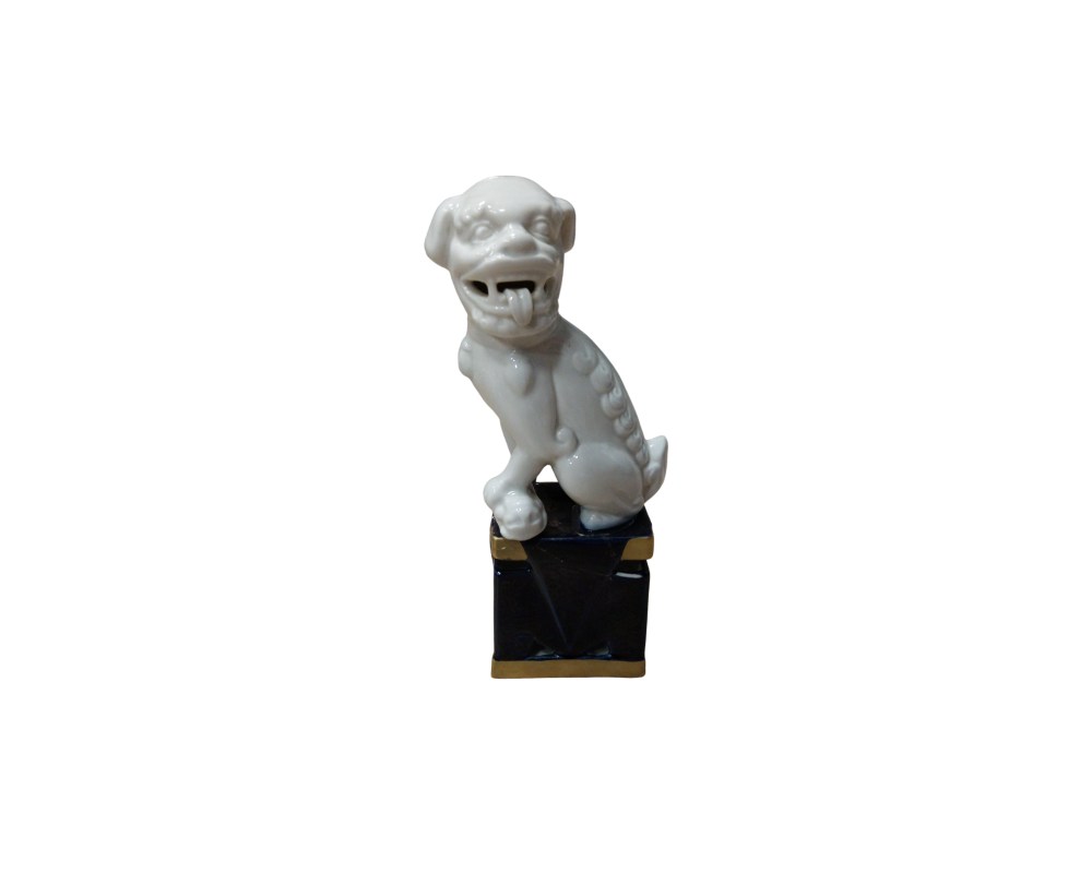 estatuilla de cerámica que representa a un león guardián, comúnmente conocido como "Foo Dog". La figura, de color blanco brillante, muestra al león con la boca abierta y la lengua fuera, en una postura clásica de vigilancia alquiler para eventos, publicidd, peliculas y series