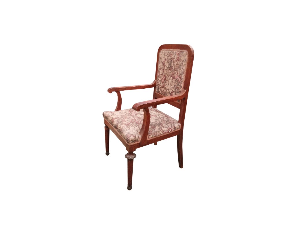 Sillón de estilo Imperio francés presenta una estructura de caoba tallada con tapicería floral alquiler para eventos, publicidad, peliculas y series