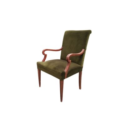 Sillón de estilo clásico cuenta con una estructura de madera oscura y tapicería de terciopelo verde alquiler para eventos, publicidad, peliculas y series
