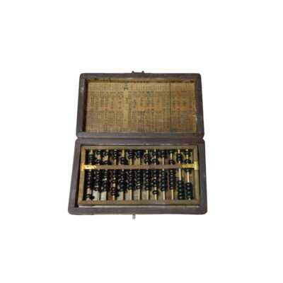 estuche rectangular de diseño tradicional con un acabado exterior en tonos rojos oscuros, decorado en su tapa con un relieve dorado que representa un dragón y un fénix enfrentados alquiler para eventos, publicidad, peliculas y series