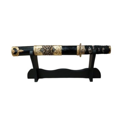 espada ornamental corta de estilo japonés, colocada sobre su soporte de sobremesa negro alquiler para eventos, publicidad, peliculas y series