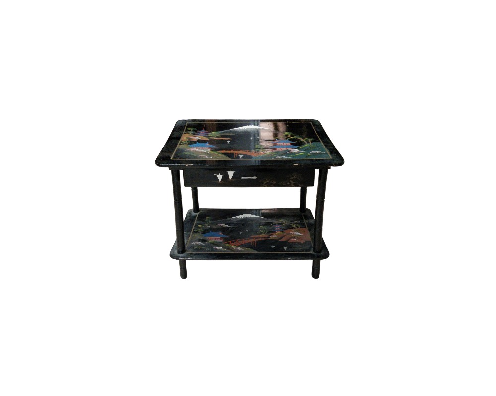 mesa auxiliar de madera con un acabado negro brillante, caracterizada por un diseño de dos niveles con tableros decorados con detalladas escenas paisajísticas orientales —que incluyen pagodas, puentes y un monte nevado similar al Fuji—, además de un cajón frontal con incrustaciones en nácar y esbeltas patas de soporte alquileres para eventos, publicidad, peliculas y series
