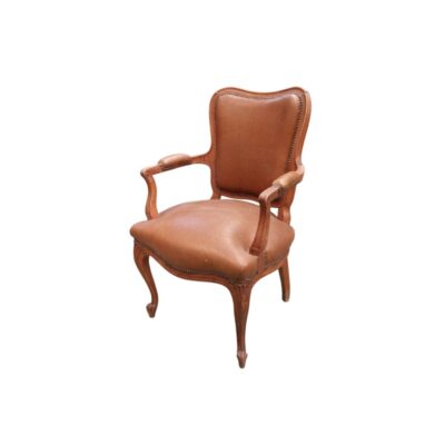 Sillón estilo Luis XV presenta un tapizado de cuero marrón sobre una estructura de madera tallada alquiler para eventos, publicidad, peliculas y series