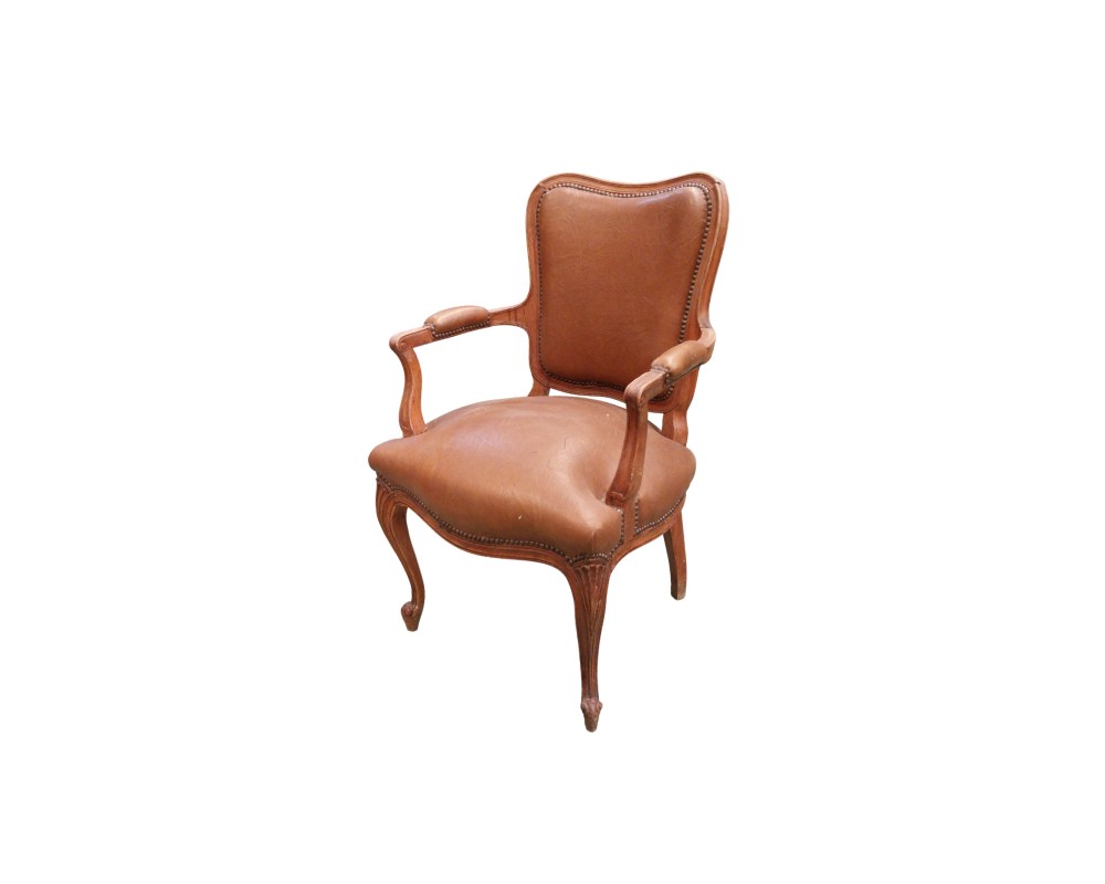 Sillón estilo Luis XV presenta un tapizado de cuero marrón sobre una estructura de madera tallada alquiler para eventos, publicidad, peliculas y series