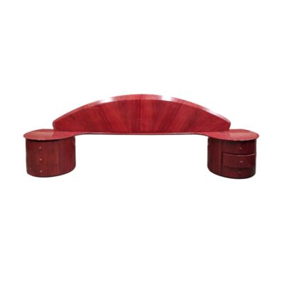 Conjunto de dormitorio estilo Art Deco presenta un cabecero curvo integrado con dos mesitas de noche a juego en un acabado de madera brillante alquiler para eventos, publicidad, peliculas y series