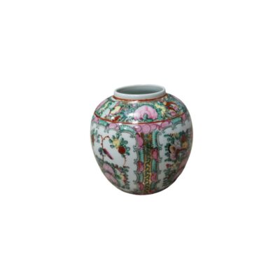 Small, spherical porcelain jar, decorated in the traditional ‘Rose Medallion’ style; available for hire for events, advertising, films and TV series