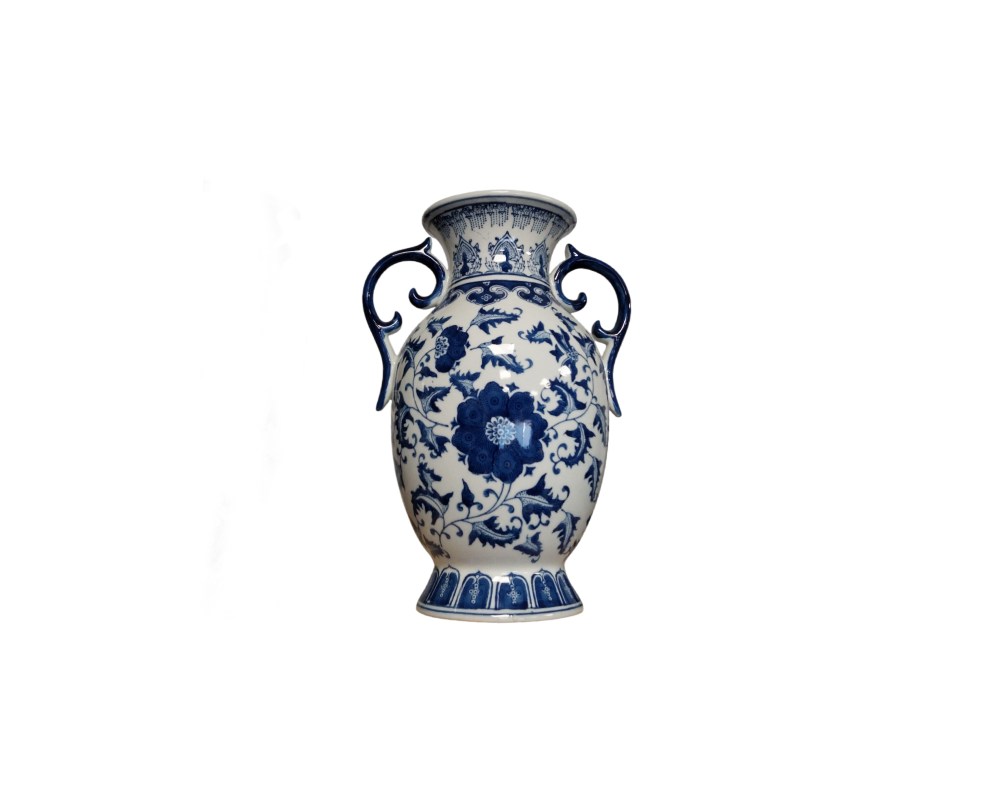 jarrón de porcelana de forma clásica, caracterizado por su cuerpo globular que se estrecha hacia la base y el cuello, culminando en una boca ligeramente ensanchada. Presenta dos asas laterales ornamentales con curvas elegantes, resaltadas en color azul cobalto alquiler para eventos, publicidad, peliculas y series