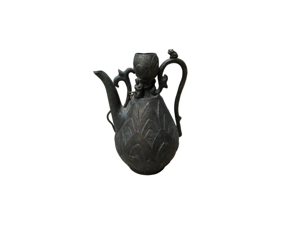 vasija de metal oscuro con un acabado patinado de estilo antiguo, diseñada con un cuerpo globular abombado cubierto por un patrón de relieve que simula pétalos alquiler para eventos, publicidad, peliculas y series
