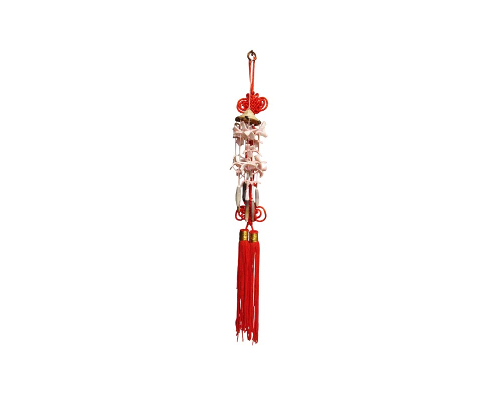 colgante decorativo de estilo tradicional, compuesto por una estructura de hilos rojos que forman nudos chinos decorativos, conocidos por simbolizar la buena fortuna y la longevidad alquiler para eventos, publicidad, peliculas y series