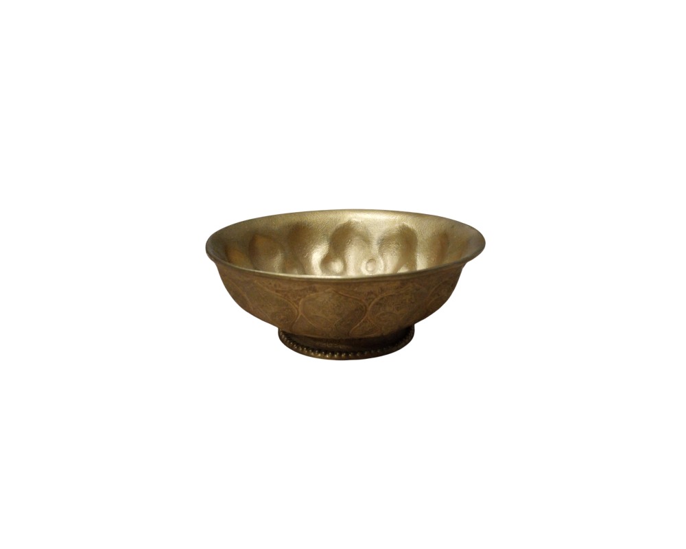 cuenco metálico de acabado dorado brillante, caracterizado por un diseño exterior con paneles lobulados en relieve y una base circular elevada con reborde texturizado alquiler para eventos, publicidad, peliculas y series