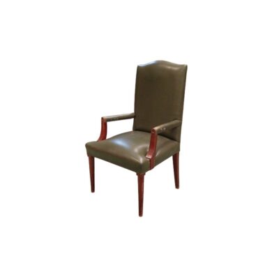 Silla clásica de Mercaoficina presenta una estructura de madera caoba y tapicería verde con detalles de tachuelas alquiler para eventos, publicidad, peliculas y series