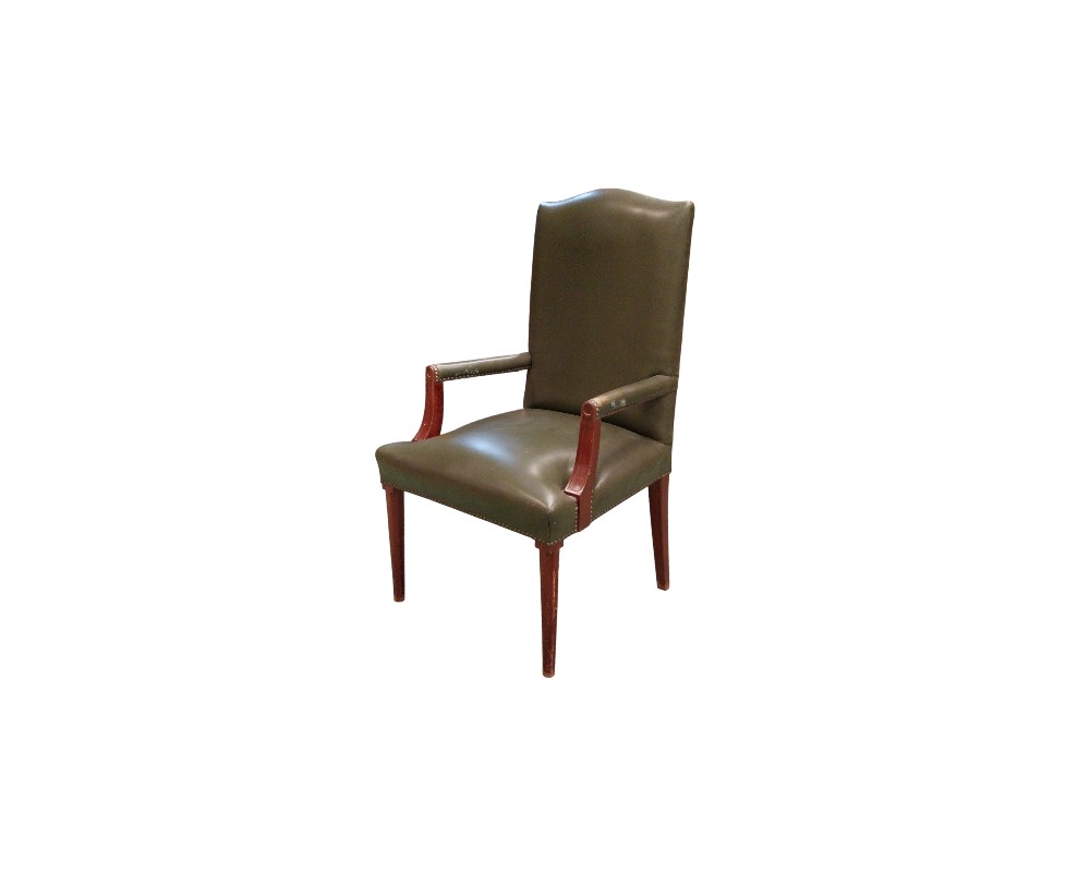 Silla clásica de Mercaoficina presenta una estructura de madera caoba y tapicería verde con detalles de tachuelas alquiler para eventos, publicidad, peliculas y series