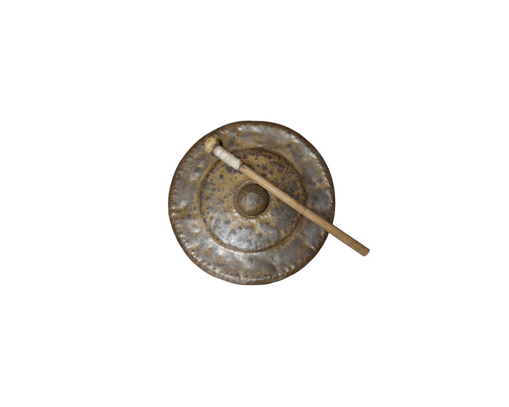 gong circular de metal con una pátina envejecida en tonos dorados y oscuros, caracterizado por un diseño martillado a mano, un realce central prominente y un borde texturizado, acompañado de su respectivo mazo de madera con empuñadura envuelta alquiler para eventos, publicidad, peliculas y series