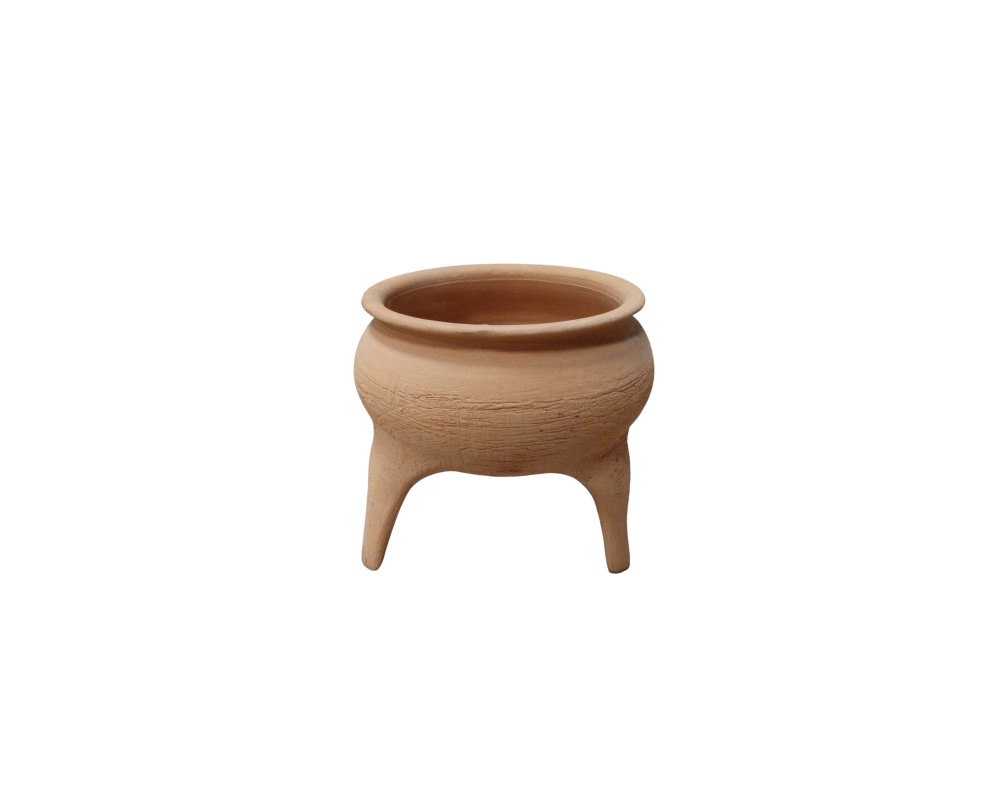 cuenco de cerámica de tonos terracota naturales, caracterizado por un cuerpo globular de textura rugosa, un borde superior redondeado y ensanchado, y tres patas cortas de soporte alquiler para eventos, publicidad, peliculas y series