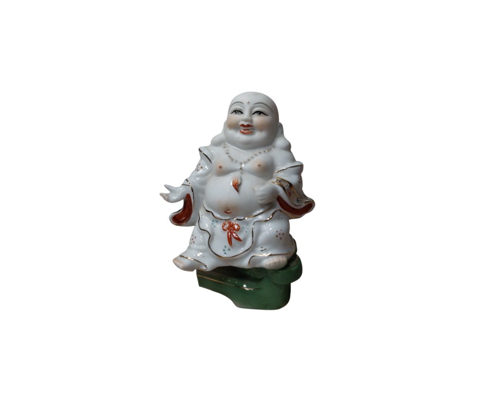 estatuilla de porcelana que representa a Budai, conocido popularmente como el Buda sonriente o el Buda de la abundancia. La figura muestra una expresión alegre y relajada, con detalles delicadamente pintados y acabados que incluyen toques dorados en los bordes de la vestimenta alquiler para eventos, publicidad, peliculas y series