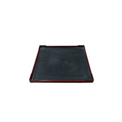 bandeja cuadrada de diseño plano y minimalista, caracterizada por una superficie de textura oscura con sutiles vetas y unos bordes ligeramente elevados perfilados en un tono rojo contrastante alquiler para eventos, publicidad, peliculas y series