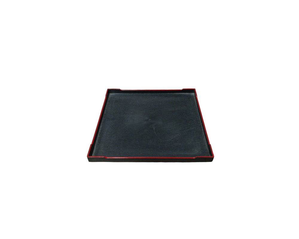 bandeja cuadrada de diseño plano y minimalista, caracterizada por una superficie de textura oscura con sutiles vetas y unos bordes ligeramente elevados perfilados en un tono rojo contrastante alquiler para eventos, publicidad, peliculas y series