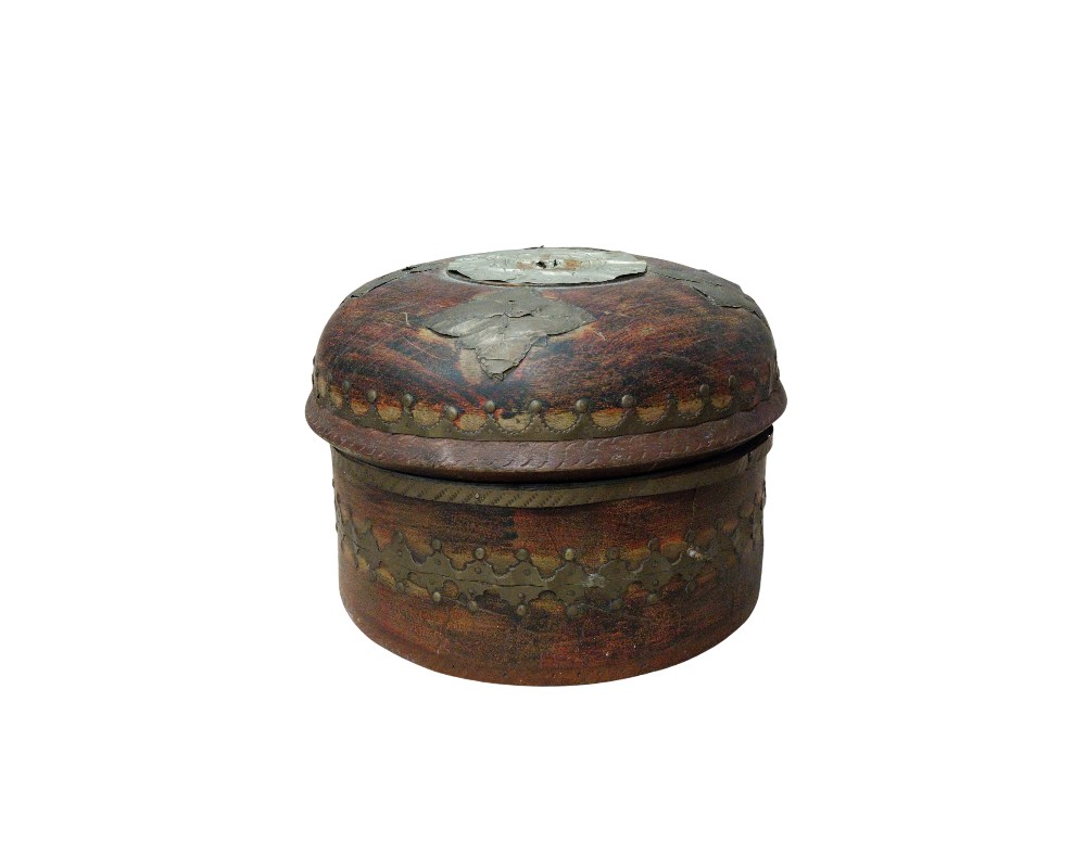 joyero de estilo artesanal que combina madera con elementos metálicos decorativos. El cuerpo y la tapa presentan una madera con vetas marcadas y un acabado desgastado que le confiere una apariencia rústica o antigua alquiler para eventos, publicidad, peliculas y series
