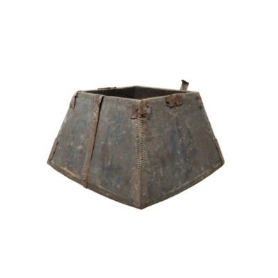 A wooden box in the shape of a truncated pyramid, characterised by a structure that widens at the base, rusted metal reinforcements at the corners and joints, and traditional characters printed on its sides; available for hire for events, advertising, films and TV series