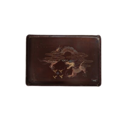 bandeja rectangular de superficie lisa y tonos oscuros, caracterizada por una detallada ilustración central que representa un dragón oriental estilizado entre nubes y motivos tradicionales alquiler para eventos, publicidad, peliculas y series
