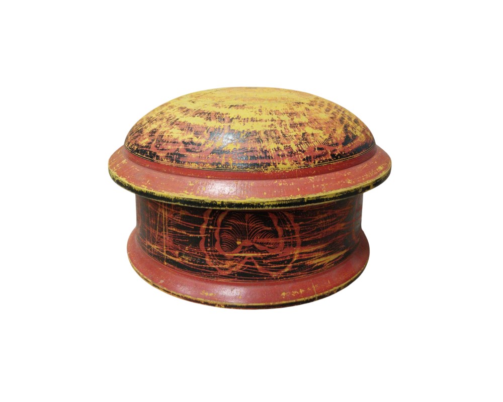joyero de estilo artesanal que combina madera con elementos metálicos decorativos. El cuerpo y la tapa presentan una madera con vetas marcadas y un acabado desgastado que le confiere una apariencia rústica o antigua alquiler para eventos, publicidad, peliculas y series