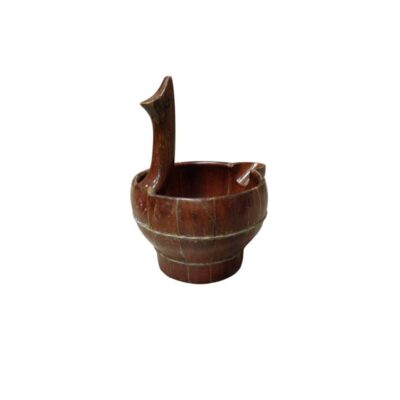 recipiente cilíndrico de madera con listones unidos y un acabado rústico en tonos marrones oscuros alquiler para eventos, publicidad, peliculas y series