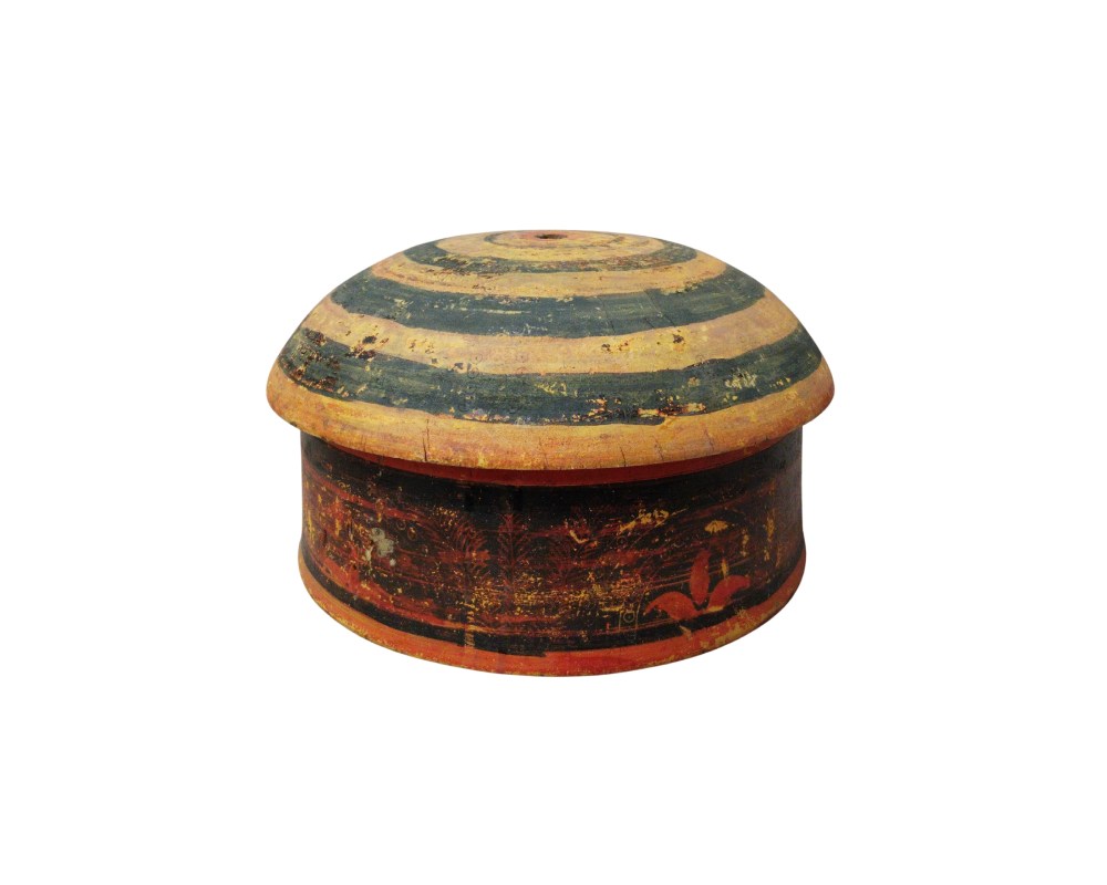 joyero de estilo artesanal que combina madera con elementos metálicos decorativos. El cuerpo y la tapa presentan una madera con vetas marcadas y un acabado desgastado que le confiere una apariencia rústica o antigua alquiler para eventos, publicidad, peliculas y series