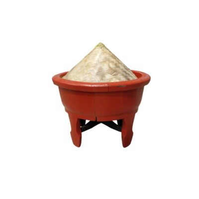 recipiente hondo de madera con un acabado en tono rojo brillante, equipado con patas de soporte y cubierto por una tapa cónica de paja alquiler para eventos, publicidiad, peliculas y series