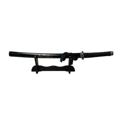 espada ornamental de estilo japonés, tipo wakizashi o tanto, presentada horizontalmente sobre un soporte de sobremesa negro alquiler para eventos, publicidad, peliculas y series
