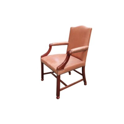 Sillón de estilo georgiano inglés presenta un tapizado de cuero color canela y detalles de clavos de latón alquiler para eventos, publicidad, peliculas y series