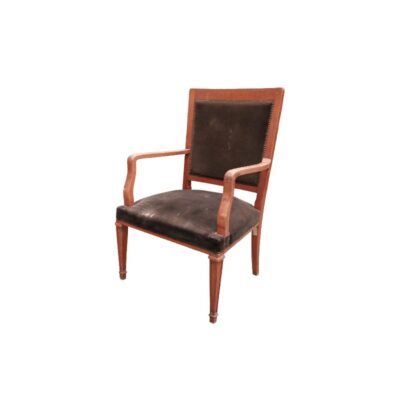 Silla clásica de madera caoba presenta un respaldo y asiento tapizados con tachuelas decorativas alquiler para eventos, publicidad, peliculas y series