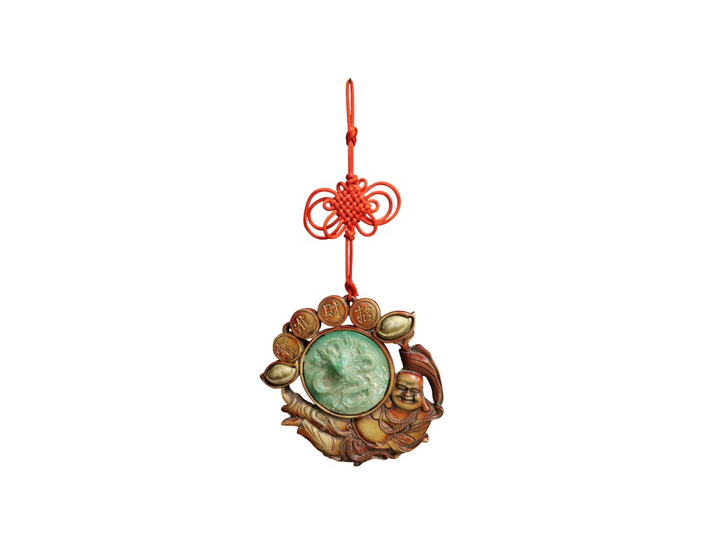 olgante ornamental de estilo tradicional que combina varios elementos auspiciosos de la cultura oriental. La pieza central es una figura esculpida que representa a un Buda sonriente (Budai), asociado con la felicidad y la prosperidad, sosteniendo un disco circular de aspecto pétreo verde con un relieve de dragón alquiler para eventos, publicidad, peliculas y series