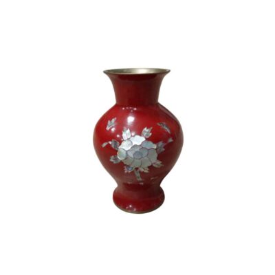 jarrón de cuerpo abombado y acabado brillante en un llamativo tono rojo, decorado en su parte central con una delicada incrustación de nácar que representa una flor abierta junto a hojas y mariposas alquiler para eventos, publicidad, peliculas y series