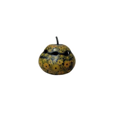 recipiente decorativo de diseño compacto y silueta bulbosa, caracterizado por un fondo oscuro profusamente decorado con motivos florales y vegetales en tonos ocres y amarillos alquiler para eventos, publicidad, peliculas y series