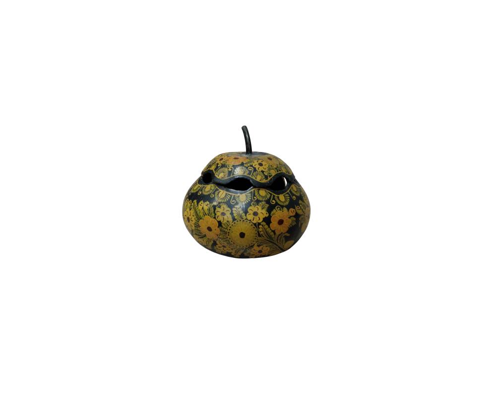 recipiente decorativo de diseño compacto y silueta bulbosa, caracterizado por un fondo oscuro profusamente decorado con motivos florales y vegetales en tonos ocres y amarillos alquiler para eventos, publicidad, peliculas y series