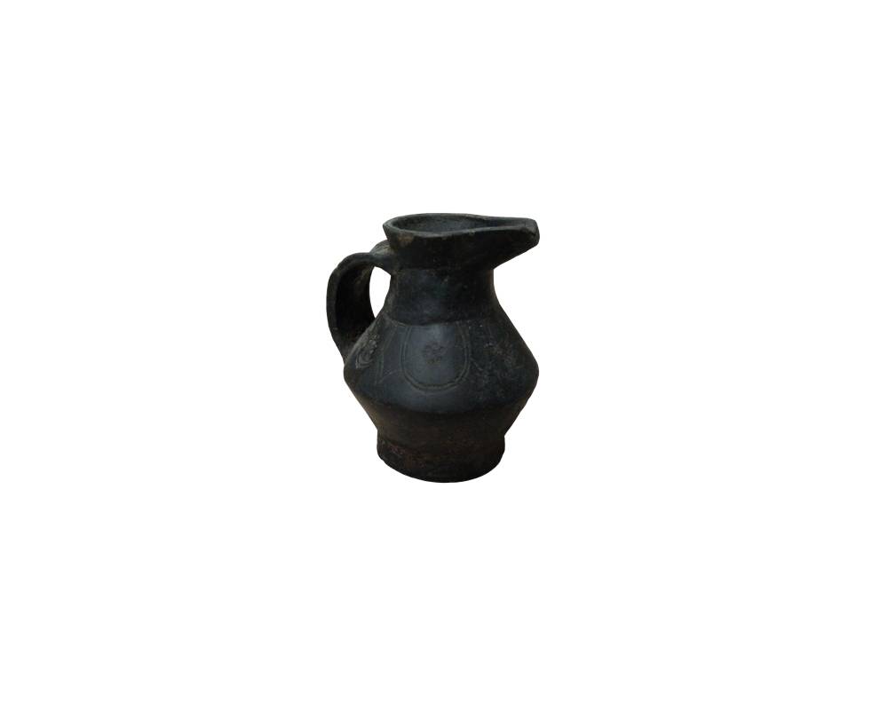 jarra pequeña de cerámica con un acabado monocromático en tonos oscuros, de cuerpo globular anguloso, base estable y un pico vertedor pronunciado alquiler para eventos, publicidad, peliculas y series