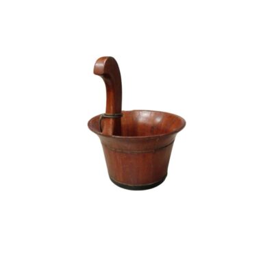 cazo de madera de forma troncocónica, caracterizado por un acabado cálido en tonos marrones rojizos y un borde superior ligeramente abocinado alquiler para eventos, publicidad, peliculas y series