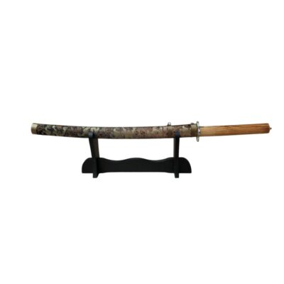 espada ornamental de estilo japonés, presentada de forma horizontal sobre un soporte de sobremesa negro alquiler para eventos, publicidad, peliculas y series