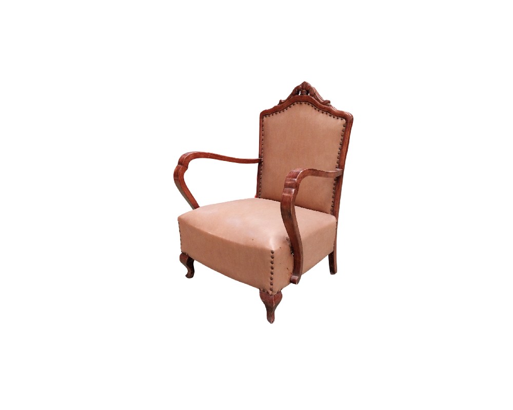 Sillón antiguo presenta una estructura de madera tallada con líneas curvas y tapicería clásica alquiler para eventos, publicidad, peliculas y series