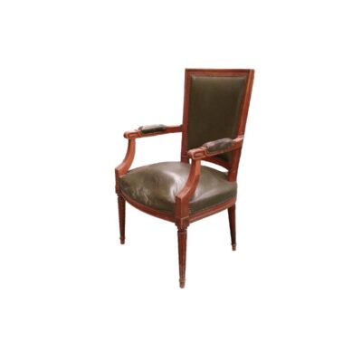 Sillón clásico de madera cuenta con un tapizado de piel verde y detalles de tachuelas decorativas alquiler para eventos, publicidad, peliculas y series