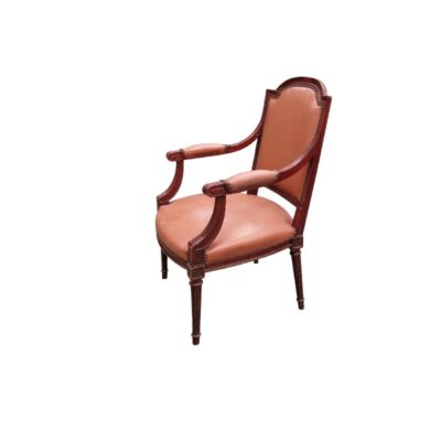 Sillón clásico estilo inglés cuenta con una estructura de madera oscura y tapicería sintética color marrón alquiler para eventos, publicidad, peliculas y series