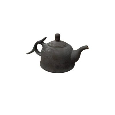 tetera de cerámica con un acabado monocromático en tonos oscuros y textura sutilmente rugosa, de cuerpo abombado y base estable alquiler para eventos, publicidad, peliculas y series