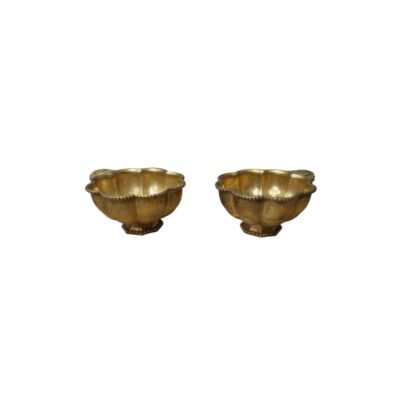 compuesto por dos pequeñas tazas metálicas con un acabado brillante de tono dorado, caracterizados por un diseño lobulado en forma de pétalos y una pequeña pestaña o asa lateral ornamentada alquiler para eventos, publicidad, peliculas y series
