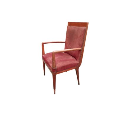 Sillón de estilo Art Déco se caracteriza por su estructura de madera y tapicería roja con detalles de tachuelas alquiler para eventos, publicidad, peliculas y series