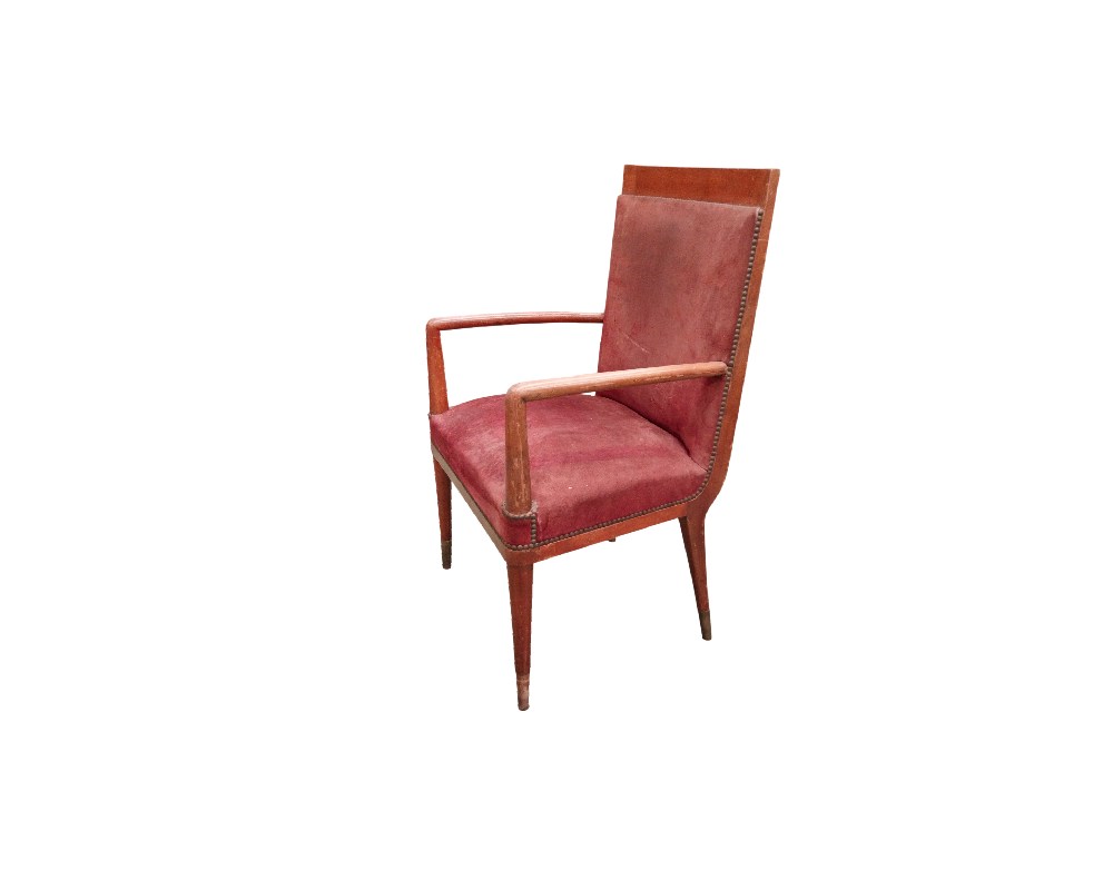 Sillón de estilo Art Déco se caracteriza por su estructura de madera y tapicería roja con detalles de tachuelas alquiler para eventos, publicidad, peliculas y series