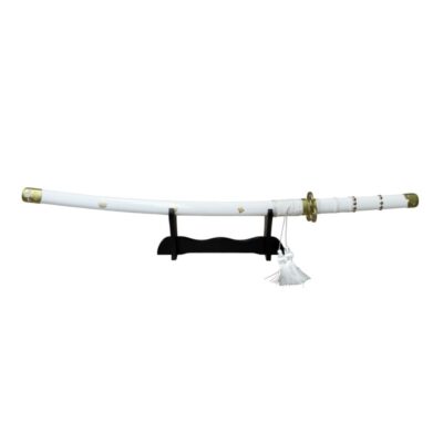 espada ornamental de estilo japonés con un acabado completamente en color blanco, presentada de forma horizontal sobre un soporte de sobremesa negro alquiler para eventos, publicidad, peliculas y series