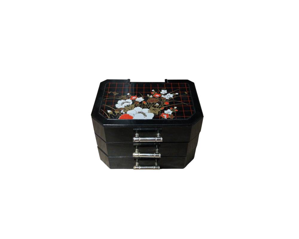 organizador de formato horizontal y diseño octogonal, con un acabado en tonos oscuros y una cubierta superior decorada con una retícula geométrica y un detallado motivo floral en tonos blancos y rojizos alquiler para eventos, publicidad, peliculas y series