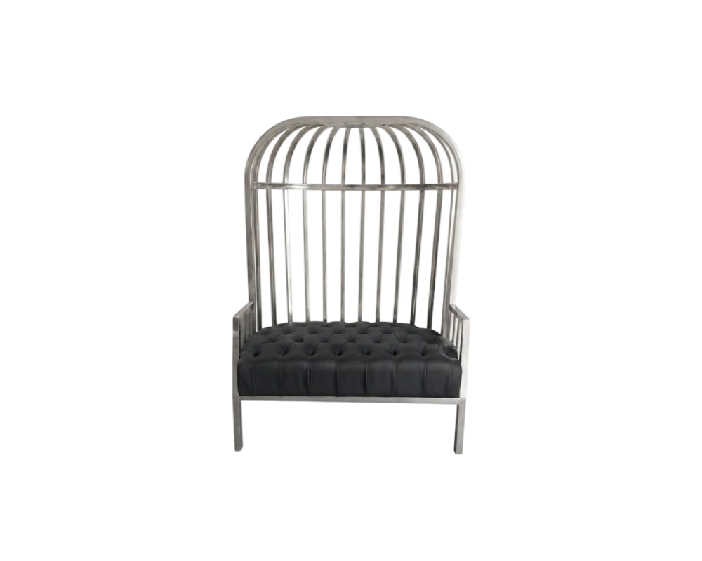 Se distingue por una estructura metálica alta que simula los barrotes de una jaula y un asiento tapizado en color oscuro con técnica de capitoné, combinando un estilo industrial con elegancia decorativa alquiler para eventos, publicidad, peliculas y series