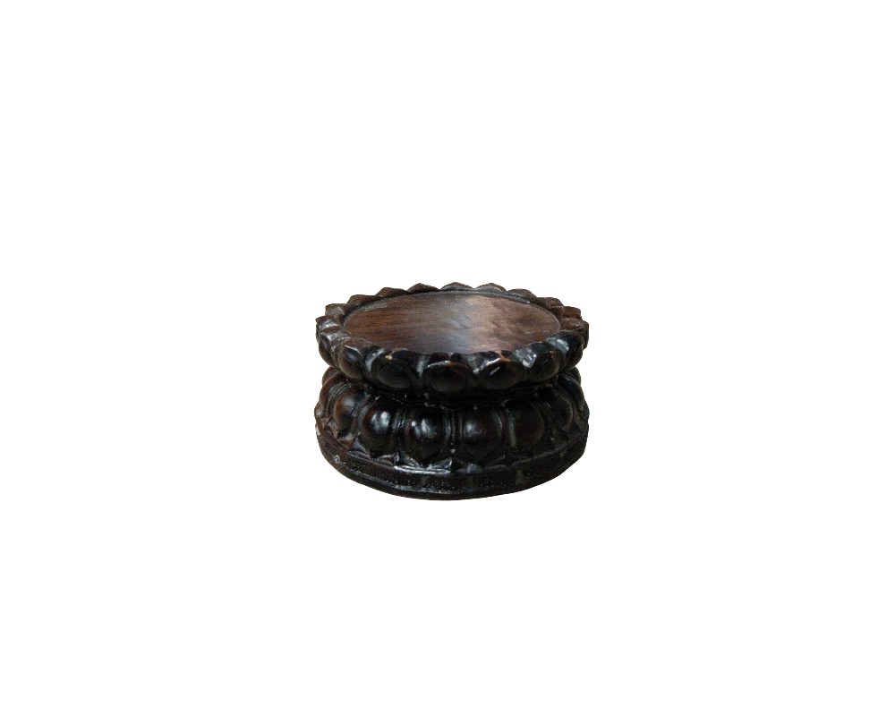 peana tallada en madera oscura con una forma circular que imita los pétalos de una flor de loto alquiler para eventos, publicidad, peliculas y series